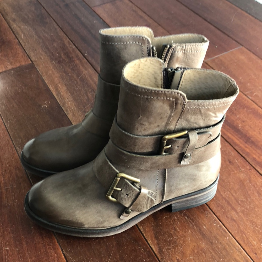 Boots size 5.5